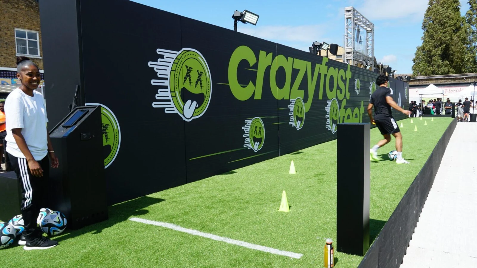 Tor piłkarski ze sztuczną trawą i czarno-zieloną grafiką Adidas Crazyfast.