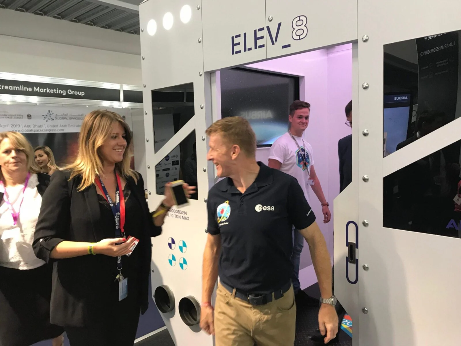 Zwiedzający stoją przed wejściem do kabiny Airbus ELEV8.