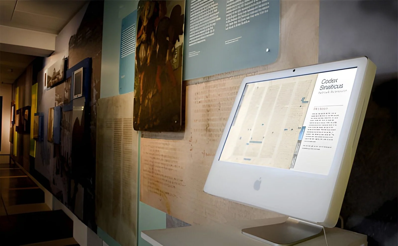 Interaktywna prezentacja Codex Sinaiticus na białym komputerze w galerii muzealnej.