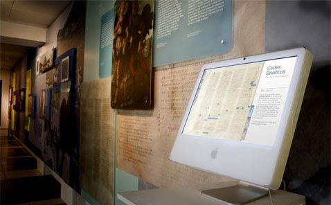 Interaktywna prezentacja Codex Sinaiticus na białym komputerze w galerii muzealnej.