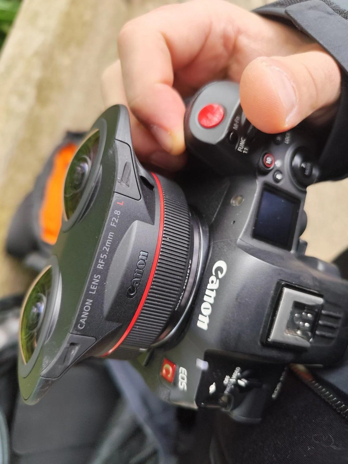 Zbliżenie aparatu Canon i obiektywu podczas zdjęć do Discover London.