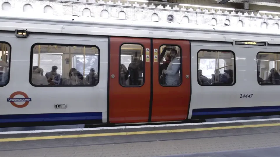 Pociąg londyńskiego metra przy peronie stacji.