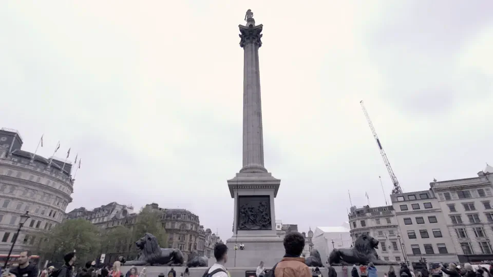 Kolumna Nelsona góruje nad zwiedzającymi na Trafalgar Square w Londynie.