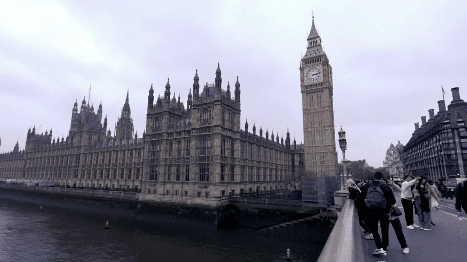 Parlament i wieża Elżbiety widziane z mostu Westminster.