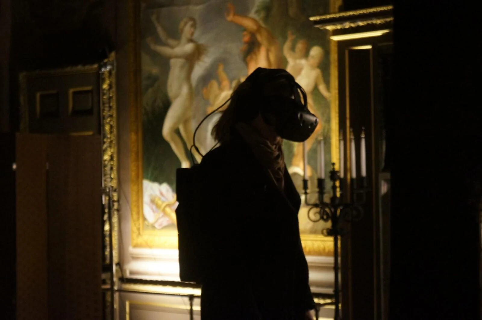 Zwiedzający w goglach VR w bogato zdobionym historycznym wnętrzu podczas Pleasure Palace.
