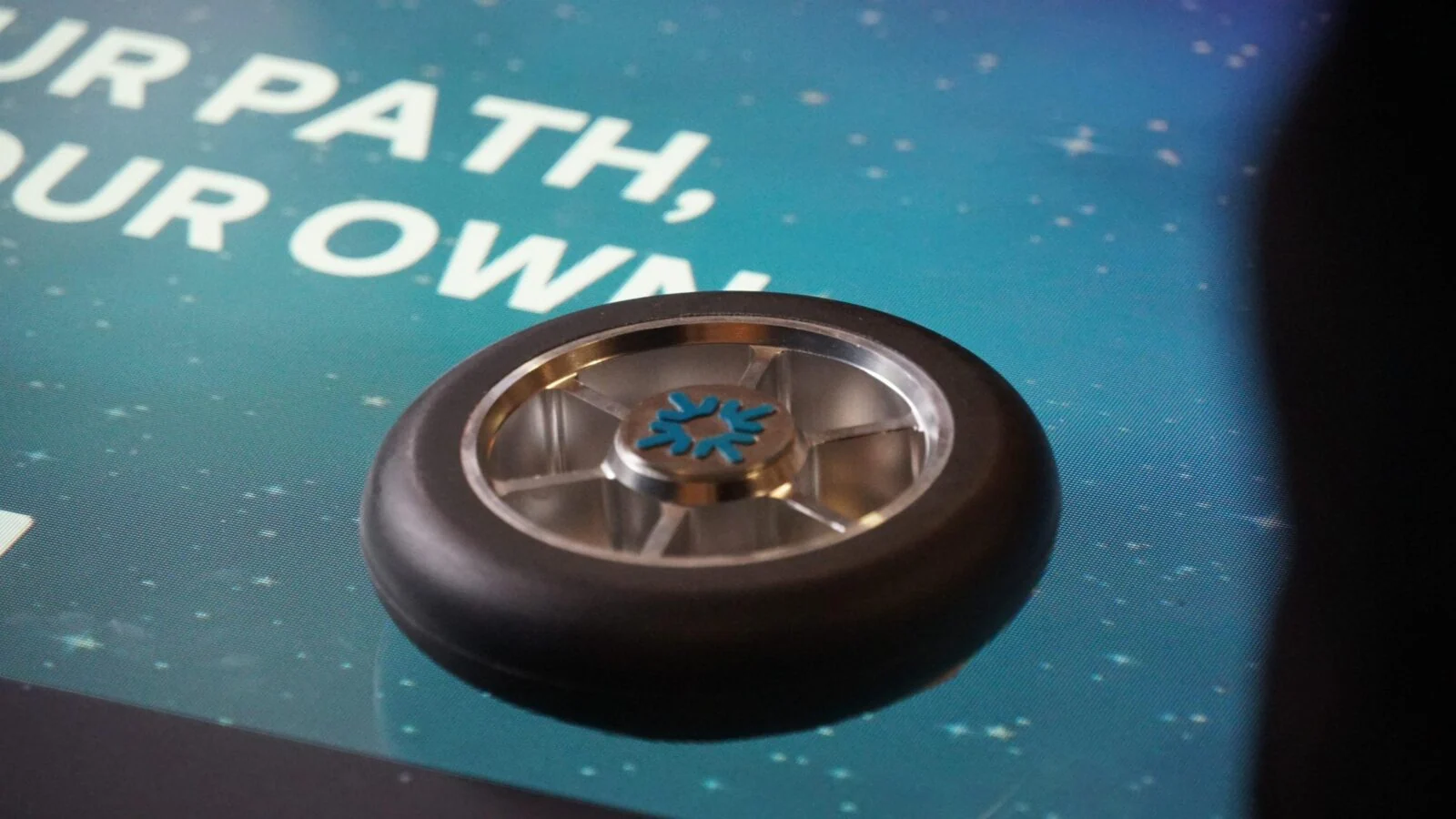 Zbliżenie okrągłego fizycznego kontrolera na interaktywnym stole Find Your Path.