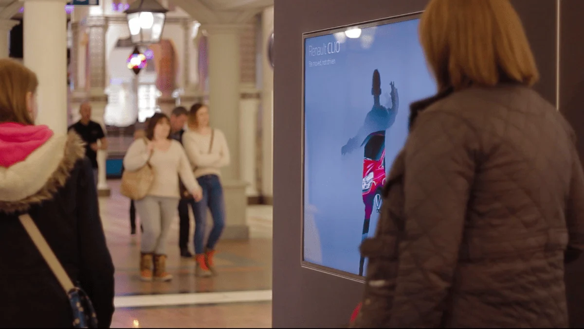 Uczestnik korzysta z interaktywnego ekranu Renault ze spersonalizowanym awatarem w centrum handlowym.