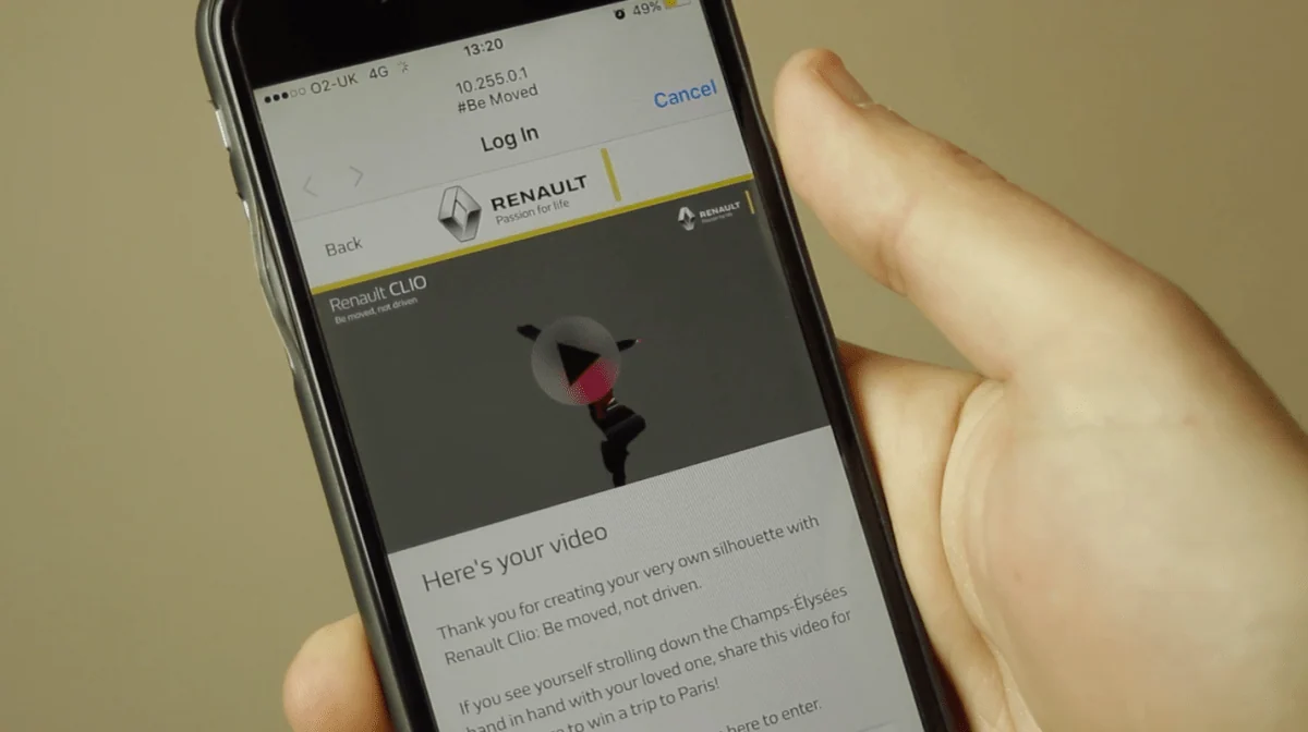 Smartfon wyświetla e-mail ze spersonalizowanym filmem Renault.