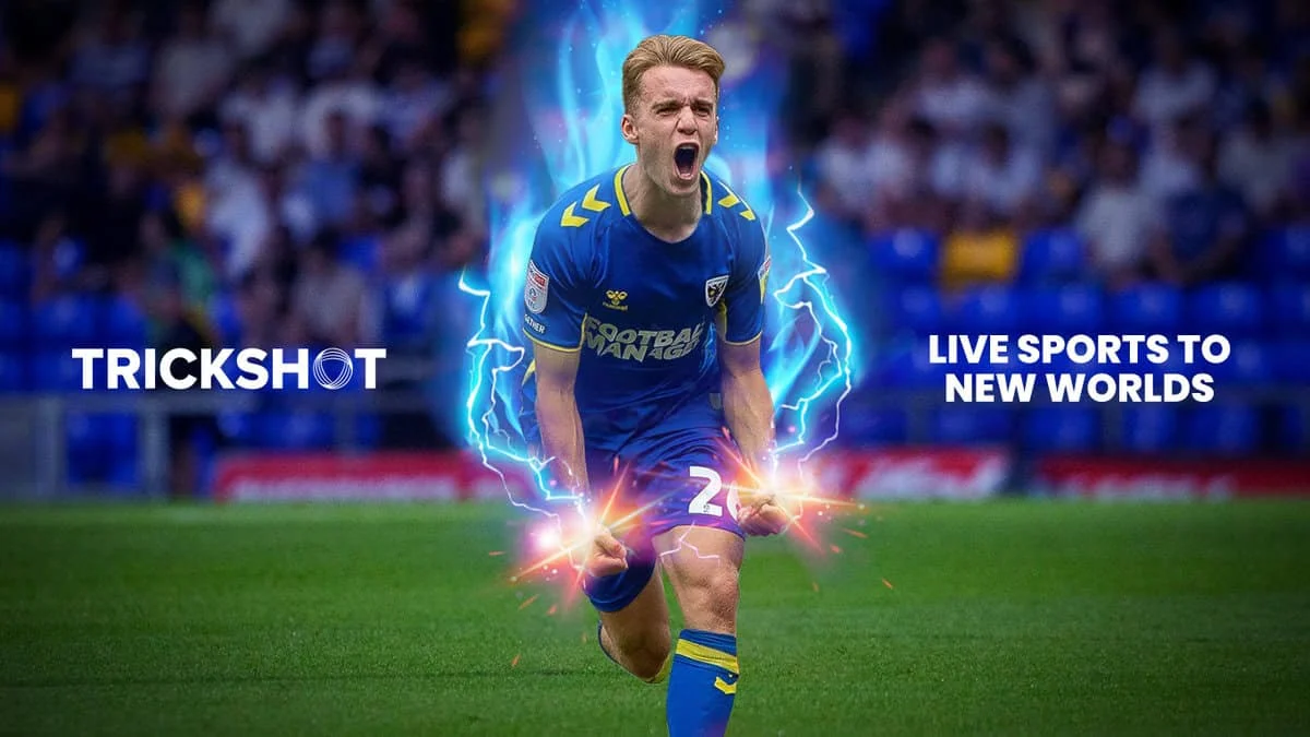Piłkarz otoczony niebieskimi efektami energii na grafice promocyjnej platformy Trickshot.