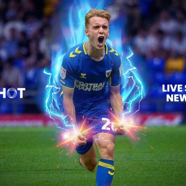 Piłkarz w niebieskim stroju ze świetlistymi efektami energii w grafice Trickshot.