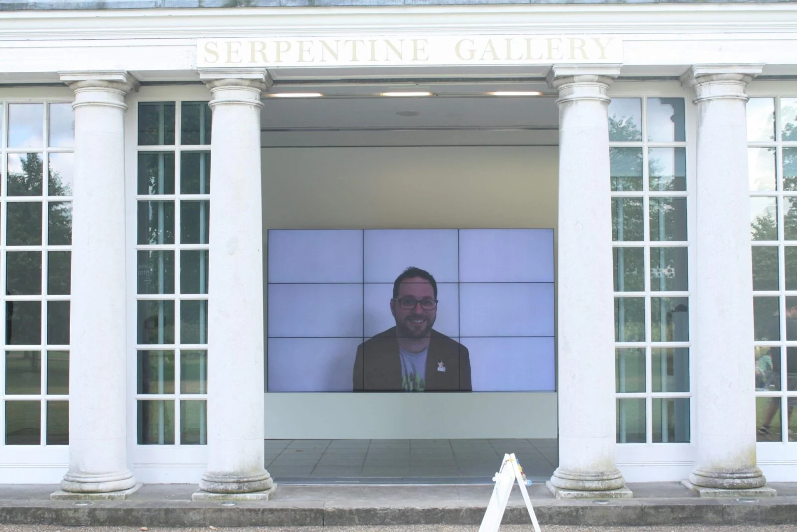 Ściana wideo Smiles Film między kolumnami wejścia do Serpentine Gallery.