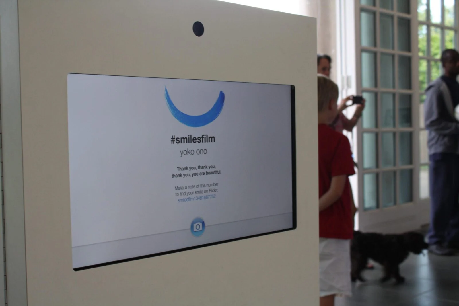 Kiosk nagraniowy Smiles Film z kamerą i podziękowaniem na ekranie.