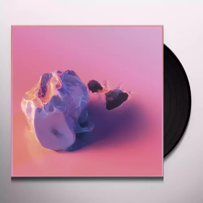 Różowa okładka albumu Young Galaxy z rzeźbiarską fioletową formą obok płyty winylowej.